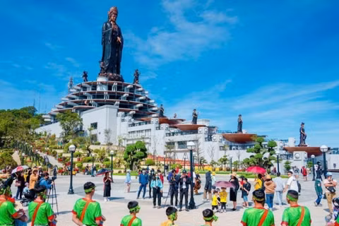 Biểu diễn Skô Chhay dăm trên núi Bà Đen phục vụ du khách. (Ảnh: MINH ANH)