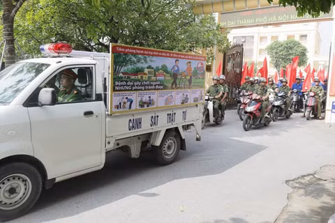 Đại diện các ban, ngành, đoàn thể và người dân tham gia diễu hành hưởng ứng Ngày Thế giới phòng, chống bệnh dại năm 2026 (28/9). (Ảnh MAI TRANG)