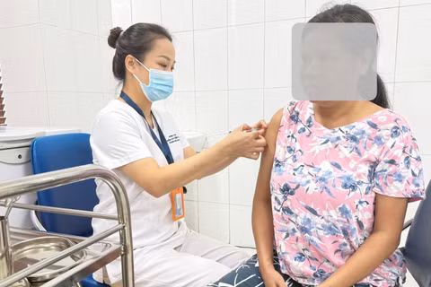 Người dân trên địa bàn Hà Nội tiêm vaccine phòng bệnh viêm não mô cầu. (Ảnh: THẮNG ĐẠT)
