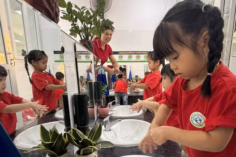 Các em học sinh Trường mầm non Tân Lập (xã Ô Diêm, Thành phố Hà Nội) thực hiện việc rửa tay bằng xà-phòng để phòng bệnh tay chân miệng. (Ảnh: VÂN VÂN)