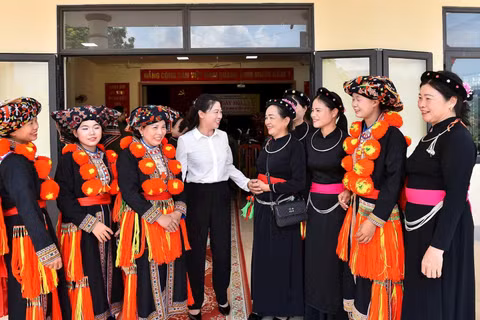 Đồng chí Lê Thị Kim Dung, Phó Bí thư Thường trực Tỉnh ủy Tuyên Quang với đồng bào các dân tộc ở xã Minh Quang. (Ảnh: ĐỨC THẮNG)
