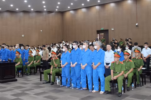 Các bị cáo tại phòng xử chính Tòa án nhân dân thành phố Hà Nội. (Ảnh: MH)