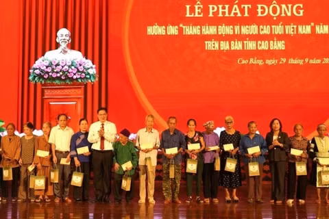 Lãnh đạo tỉnh Cao Bằng tặng quà người cao tuổi hoàn cảnh khó khăn. (Ảnh: Báo Cao Bằng)