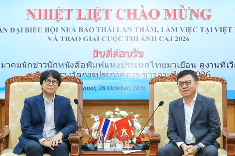 Đồng chí Lê Quốc Minh, Ủy viên Trung ương Đảng, Tổng Biên tập Báo Nhân Dân, Phó Trưởng Ban Tuyên giáo Trung ương, Chủ tịch Hội Nhà báo Việt Nam tiếp bà Norrinee Ruangnoo, Chủ tịch Liên đoàn Báo chí Thái Lan (CTJ), Chủ tịch Hội Nhà báo Thái Lan (TJA), Phó Thư ký tòa soạn Báo Matichon. (Ảnh: TTXVN)