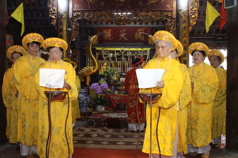 Hoạt động kỷ niệm 909 năm ngày hóa của Linh nhân Hoàng Thái hậu Ỷ Lan tại đình Yên Thái, phường Hoàn Kiếm, thành phố Hà Nội. (Ảnh: VƯƠNG DIỆM)