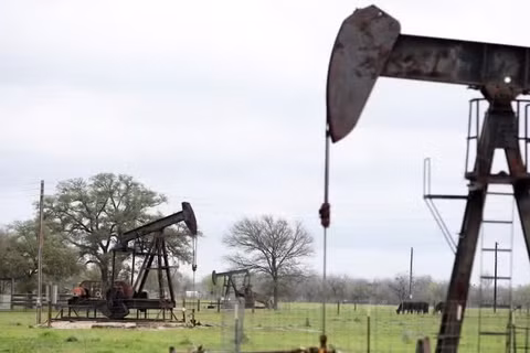 Tháp khoan dầu tại Luling, Texas, Mỹ. (Ảnh: THX/TTXVN)