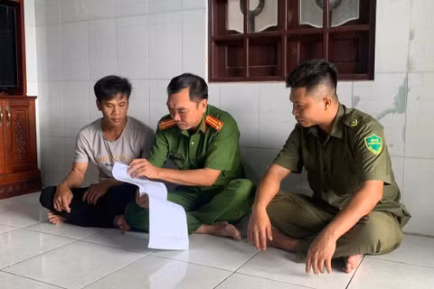 Công an đặc khu đến từng cơ sở lưu trú để tuyên truyền, hướng dẫn quản lý lưu trú trên địa bàn. (ẢNH: TRÂM HẬU)