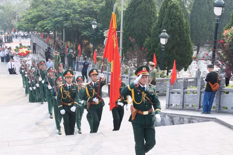 Lễ truy điệu và an táng hài cốt liệt sĩ tại Nghĩa trang liệt sĩ Vị Xuyên. (Ảnh: KHÁNH TOÀN)