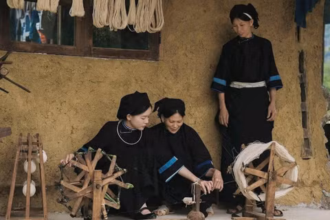 Vương Thị Trang (bên trái) học nghề dệt vải, nhuộm chàm từ mẹ và các chị em trong bản.