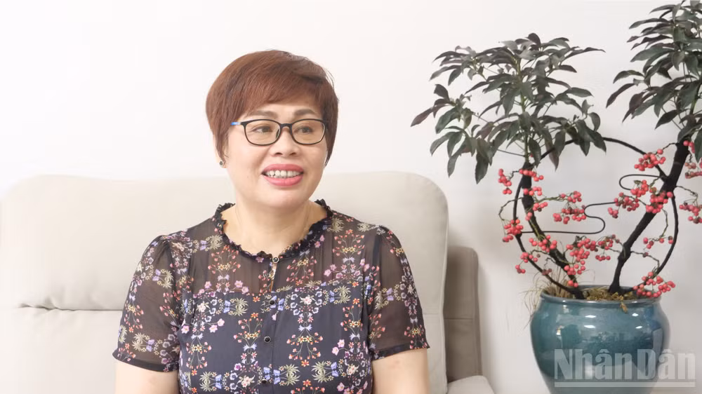 Giáo sư Phan Kim Nga trả lời phỏng vấn của phóng viên Báo Nhân Dân thường trú tại Trung Quốc.
