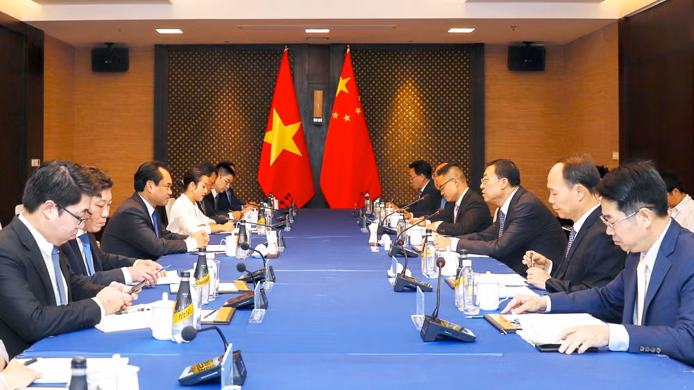 Bộ trưởng N&ocirc;ng nghiệp v&agrave; M&ocirc;i trường Việt Nam Trịnh Việt H&ugrave;ng l&agrave;m việc với Bộ trưởng N&ocirc;ng nghiệp v&agrave; N&ocirc;ng th&ocirc;n Trung Quốc Trương Trụ.