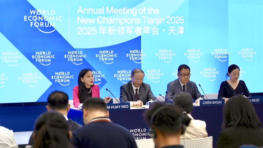 Họp báo về Hội nghị các nhà tiên phong của WEF. (Ảnh: Tân Hoa Xã)