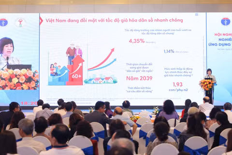  Phó giáo sư, Tiến sĩ Vũ Thị Thanh Huyền báo cáo về tình trạng già hóa dân số và bệnh lý mạn tính tại Việt Nam. (Ảnh: ANH THƯ)