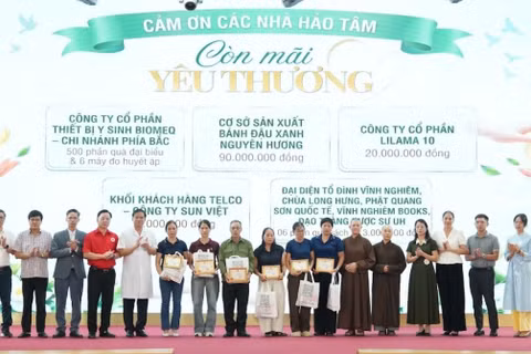Tặng quà tri ân các gia đình hiến mô, tạng. (Ảnh: ANH DƯƠNG)