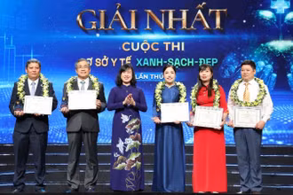 Bộ trưởng Y tế Đào Hồng Lan trao chứng nhận và biểu trưng cho 5 cơ sở đạt giải Nhất cuộc thi "Cơ sở y tế Xanh-Sạch-Đẹp"