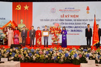 Bộ trưởng Y tế Đào Hồng Lan trao Huân chương Lao động hạng Nhất tặng Bệnh viện đa khoa Xanh Pôn.
