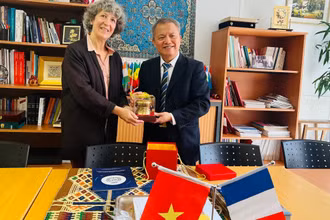 TS. Florence VEBER, Giám đốc Hợp tác Quốc tế của AP-HP trao đổi với Giáo sư, tiến sĩ Lê Ngọc Thành (bên phải) và đoàn công tác.