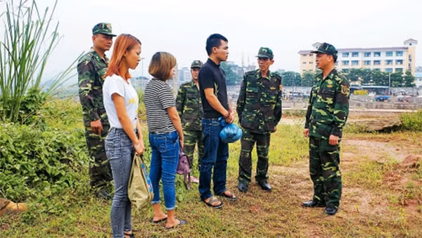 Đồn Biên phòng Bắc Sơn, BĐBP Quảng Ninh bắt giữ hai đối tượng mua bán người qua biên giới.