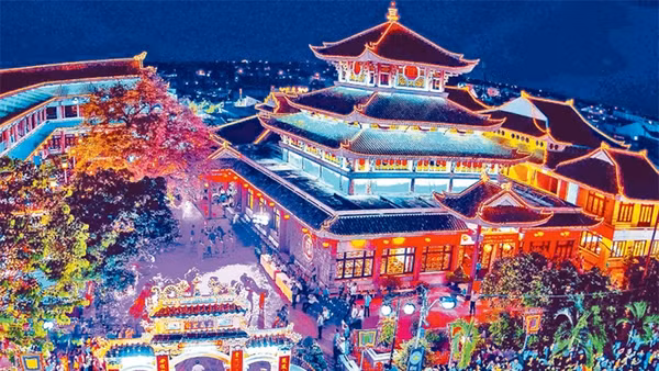 Miếu bà Chúa xứ Núi Sam trong mùa lễ hội.