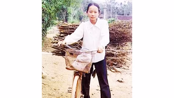Nguyễn Thị Hiên thời cấp 2 vừa đi kiếm củi vừa đi học. Ảnh: TIẾN DŨNG