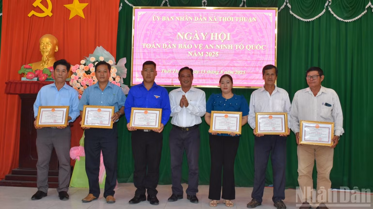 ndo_br_lanh-dao-ubnd-xa-khen-thuong-cac-tap-the-ca-nhan-co-thanh-tich-xuat-sac-trong-phong-trao-toan-dan-bao-ve-antq.jpg