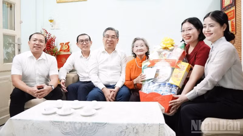 Đồng chí Nguyễn Phước Lộc và đoàn đã tới thăm, tặng quà Mẹ Việt Nam Anh hùng Nguyễn Thị Ty.