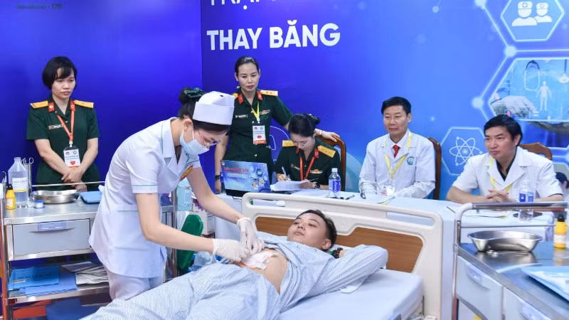 Các thí sinh thực hiện phần thi thực hành.