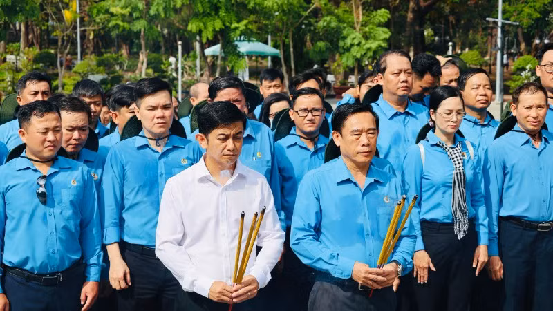 Đoàn dâng hương tại nghĩa trang Hàng Dương.