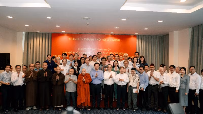 Lãnh đạo Thành phố Hồ Chí Minh cùng các đại biểu.