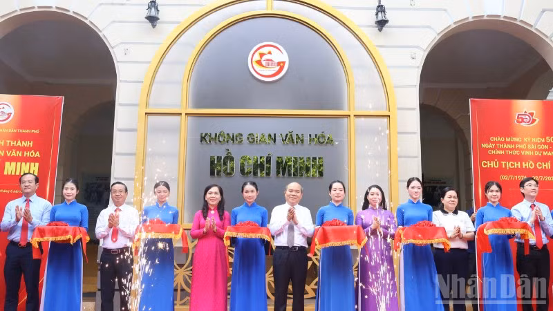 Khánh thành Không gian văn hóa Hồ Chí Minh tại Trụ sở Đảng ủy Ủy ban nhân dân Thành phố.