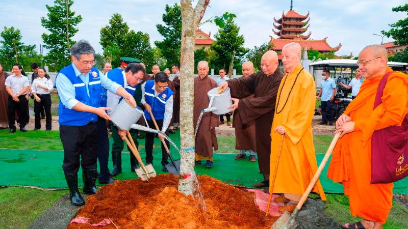 Đồng chí Nguyễn Phước Lộc và Đại lão hòa thượng Thích Trí Quảng trồng cây trong "Vườn cây đại đoàn kết".