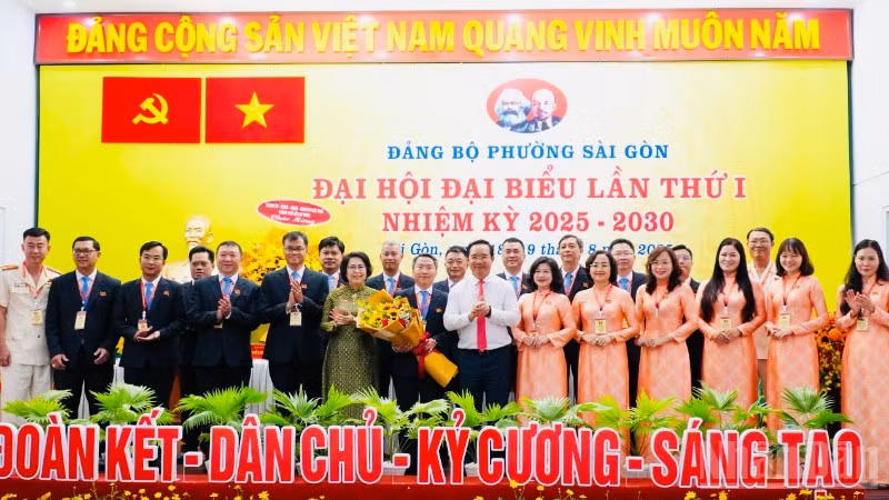 Lãnh đạo Thành phố Hồ Chí Minh chúc mừng Ban Chấp hành Đảng bộ phường Sài Gòn nhiệm kỳ 2025-2030. (Ảnh: VƯƠNG LÊ)