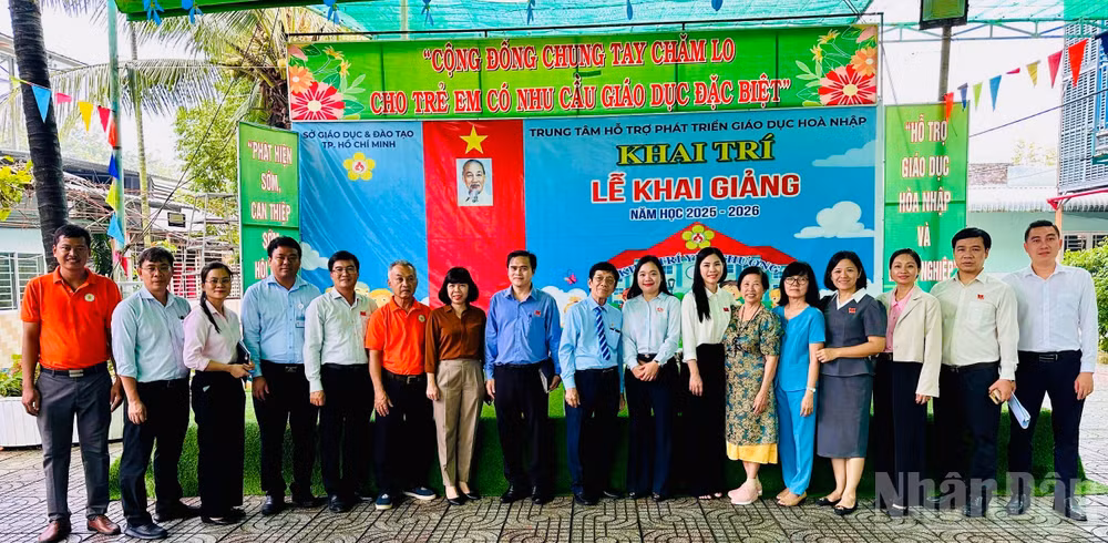 Đoàn khảo sát của Ban Văn hóa-Xã hội tới thăm và lắng nghe những chia sẻ của Trung tâm hỗ trợ phát triển giáo dục hòa nhập Khai Trí.