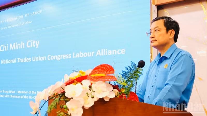 Đồng chí Phạm Trọng Nhân, Phó Chủ tịch Liên đoàn Lao động Thành phố phát biểu tại buổi làm việc. (Ảnh: VƯƠNG LÊ)