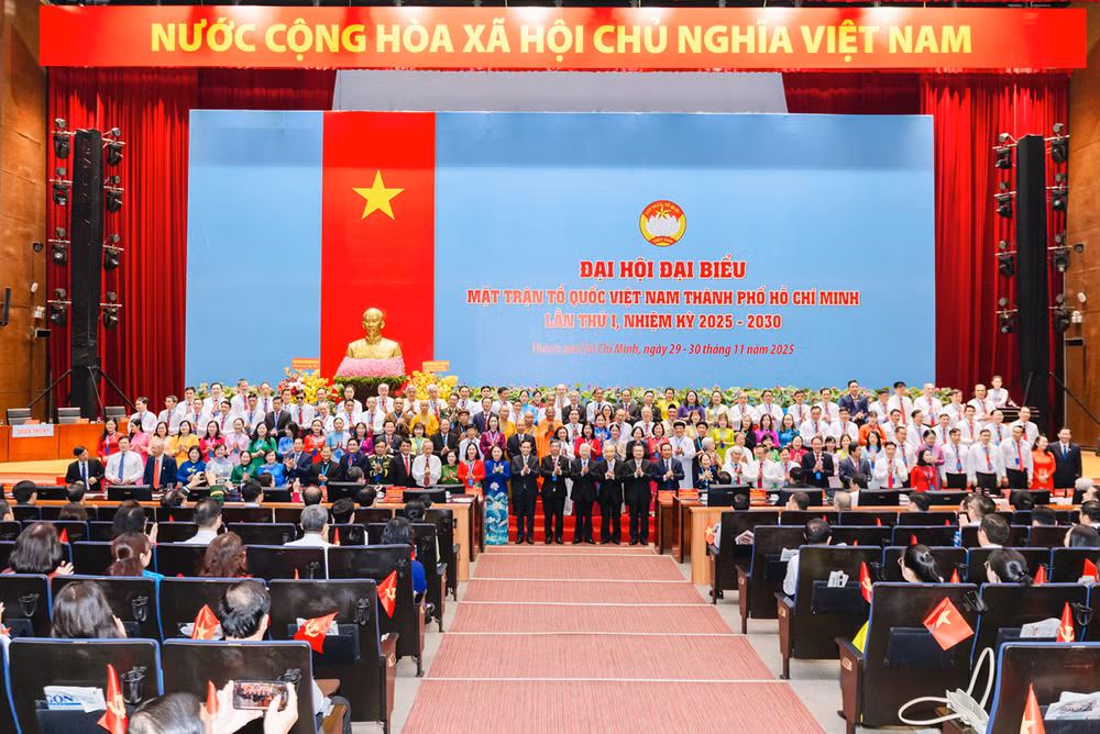 ra-mat-dai-hoi.png