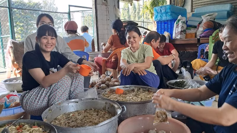 Mọi người tất bật chuẩn bị suất ăn cho bệnh nhân Bệnh viện Thủ Đức trong ngày 1/12/2025.