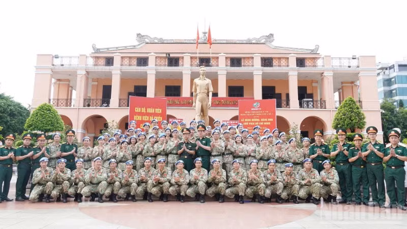 Lãnh đạo Bệnh viện Quân y 175, đại biểu các cơ quan cùng cán bộ, nhân viên Bệnh viện Dã chiến cấp 2 số 7 dâng hương và chụp ảnh lưu niệm tại Bảo tàng Hồ Chí Minh, chi nhánh Thành phố Hồ Chí Minh.