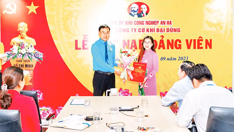 Nhờ làm tốt công tác tuyên truyền, giáo dục chính trị, pháp luật, nhiều lao động trẻ tại Công ty cơ khí xây dựng thương mại Đại Dũng mong muốn được đứng trong hàng ngũ của Đảng. 