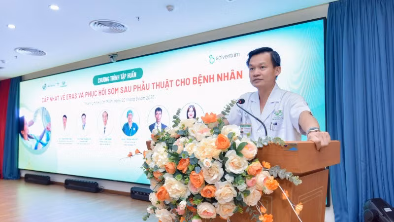 Tiến sĩ, Bác sĩ Phan Đình Mừng, Phó Giám đốc Bệnh viện Quân y 175, Giám đốc Viện Chấn thương Chỉnh hình phát biểu tại buổi tập huấn.
