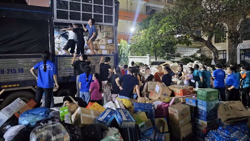 Tối 24/11, sau khi cơn mưa lớn tại Thành phố Hồ Chí Minh vừa ngớt, các lực lượng lại bắt tay vào việc. 