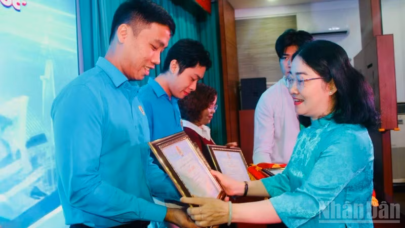 Bà Nguyễn Kim Loan, Thành ủy viên, Phó Chủ tịch Liên đoàn Lao động thành phố trao Bằng khen cho tập thể, cá nhân đạt giải.