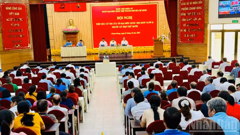 Tổ đại biểu Quốc hội đơn vị số 3 tiếp xúc trực tiếp với cử tri tại phường Chánh Hưng.