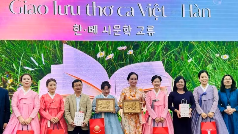 Các tác giả văn học Việt Nam-Hàn Quốc tham gia chương trình giao lưu cùng sinh viên tại Đại học Văn Lang. 