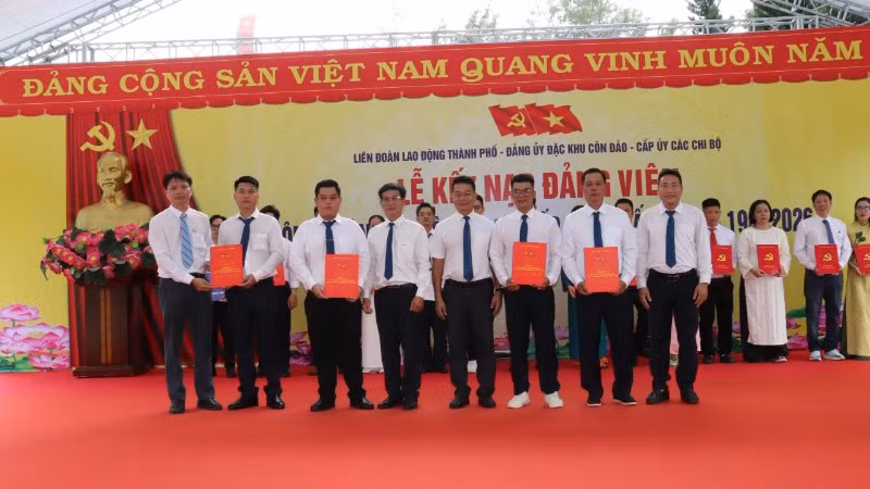 Công nhân, lao động ưu tú vinh dự được đứng trong hàng ngũ của Đảng.