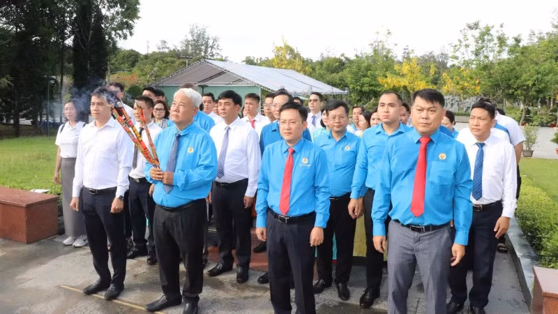 Đoàn dâng hoa, dâng hương tưởng niệm các Anh hùng liệt sĩ, chiến sĩ cách mạng và đồng bào yêu nước đã hy sinh tại Đặc khu Côn Đảo.