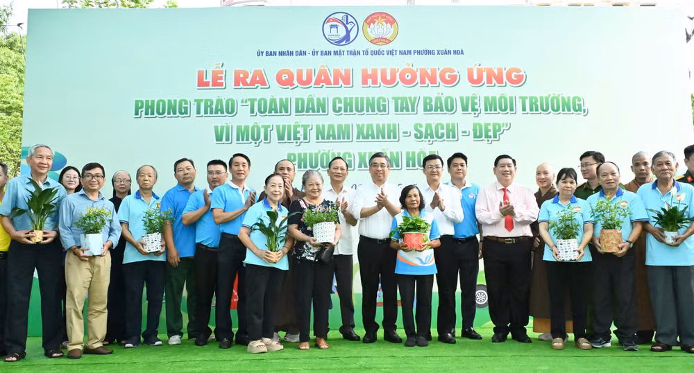 Đồng chí Nguyễn Phước Lộc cùng đại diện lãnh đạo phường Xuân Hòa trao tặng cây xanh cho đại diện Trưởng Ban Công tác Mặt trận của 24 khu phố. (Ảnh: VIỆT DŨNG)