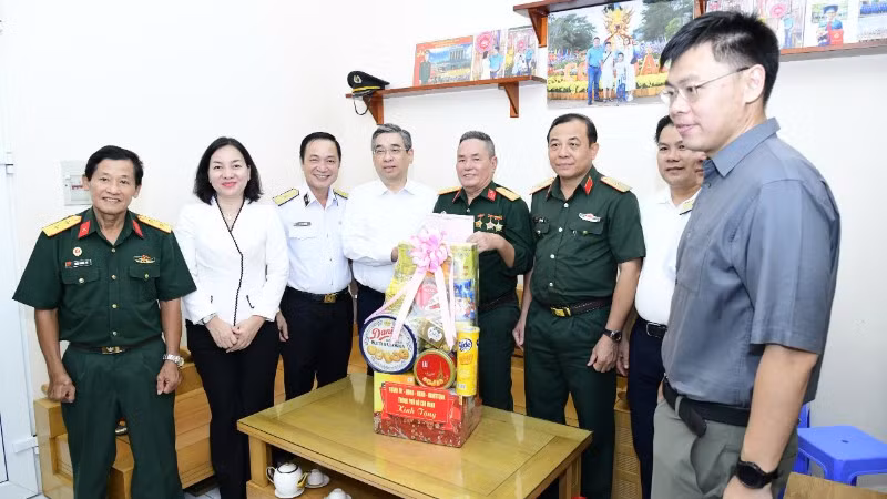 Đoàn đến thăm và tặng quà tri ân gia đình ông Nguyễn Đình Bá.