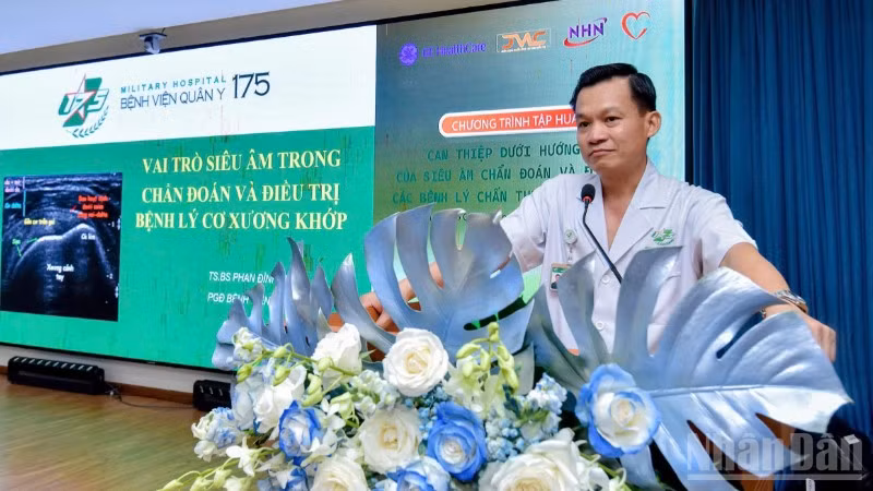 Đại tá, Tiến sĩ, bác sĩ Phan Đình Mừng, Phó Giám đốc Bệnh viện Quân y 175, Giám đốc Viện Chấn thương Chỉnh chia sẻ tại buổi tập huấn.
