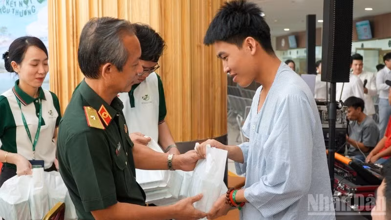 Thiếu tướng, Phó Giáo sư, Tiến sĩ, bác sĩ Lê Quang Trí, Phó Giám đốc Bệnh viện Quân y 175 trao quà cho bệnh nhân tại chương trình.