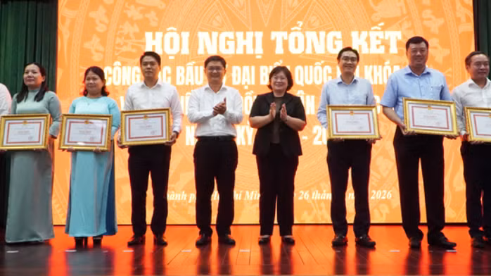 Lãnh đạo Thành phố Hồ Chí Minh trao Bằng khen của Ủy ban nhân dân thành phố cho các tập thể có thành tích xuất sắc trong công tác bầu cử. 